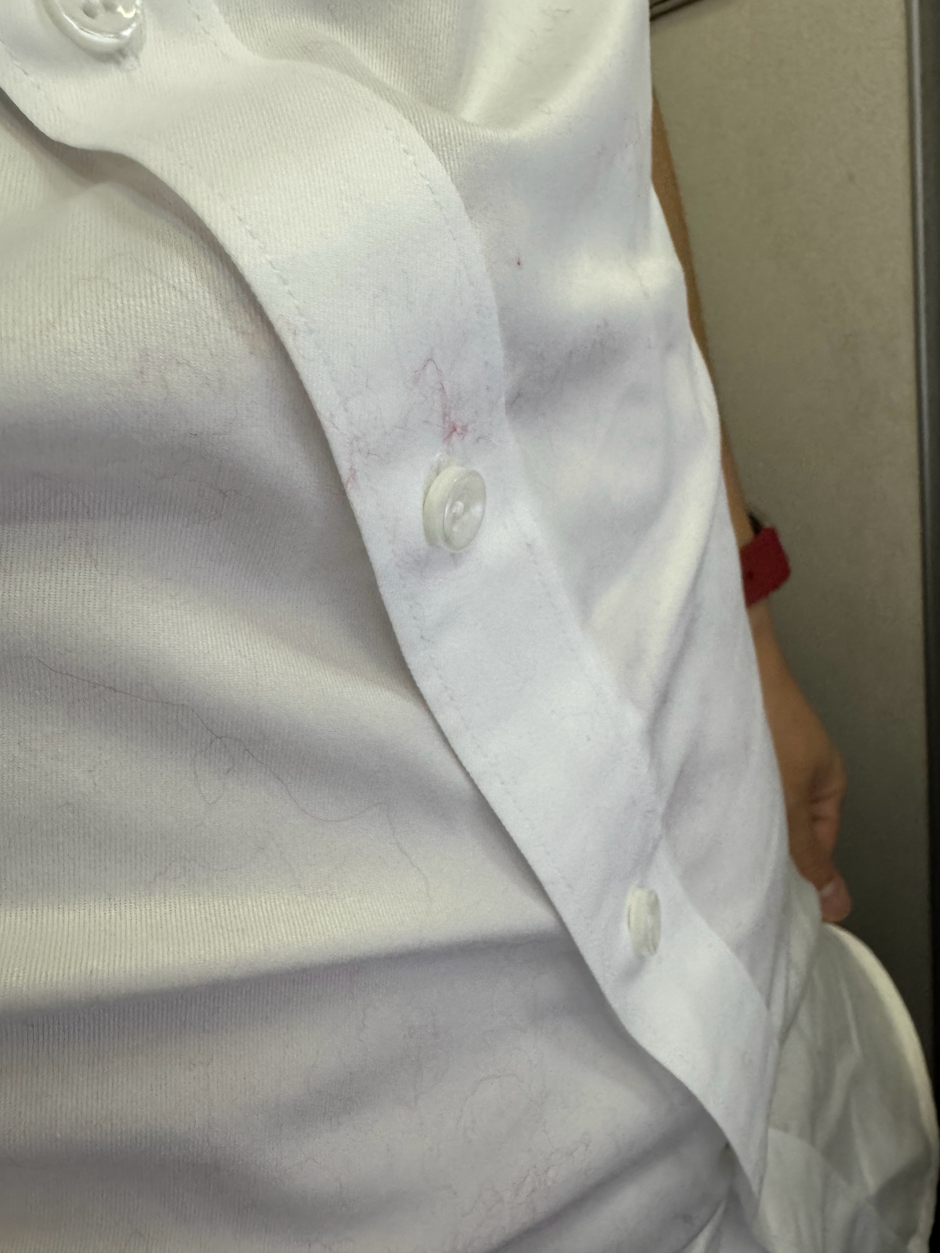 深圳航空的飞机上的毛毯会掉毛，白衬衫上好多，后来和空姐要贴纸粘，全部粘掉，不然回