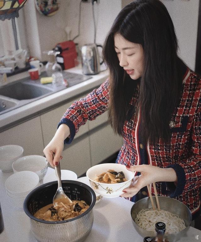 朱珠陪老公回天津婆家，在厨房分菜太真实，难怪婆婆真把她宠上天