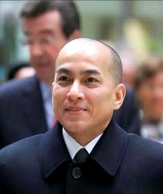 我跟你讲，柬埔寨这地方，水深得很。一个国王，能在这种地方稳稳当当坐21年，你以为