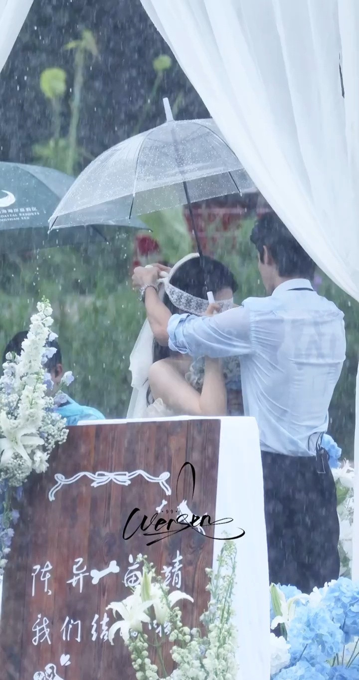 大雨也无法阻挡哥妹相爱的决心🥹🥹苗靖，你永远都可以依赖哥哥的肩膀宋威龙雨中搂