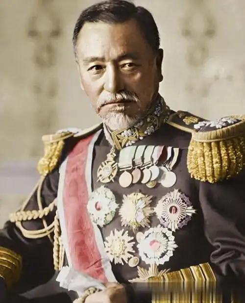1905年对马海战，东乡平八郎全歼沙俄第二舰队，成为世界海军界的传奇。庆功宴上，