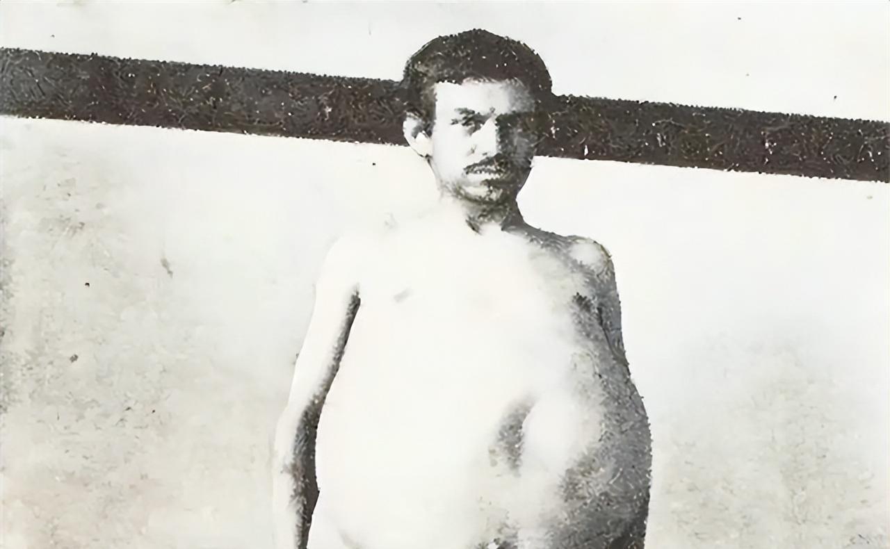 1940年，一位美国男子正在排泄大便时突然死亡，当法医检查过后发现男子体内竟然堆