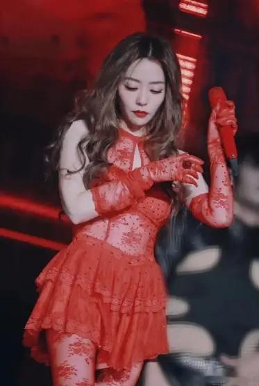 张靓颖最近的舞台造型也太有争议了！ 以前的张靓颖穿衣服很正常，什么场合穿什么衣服