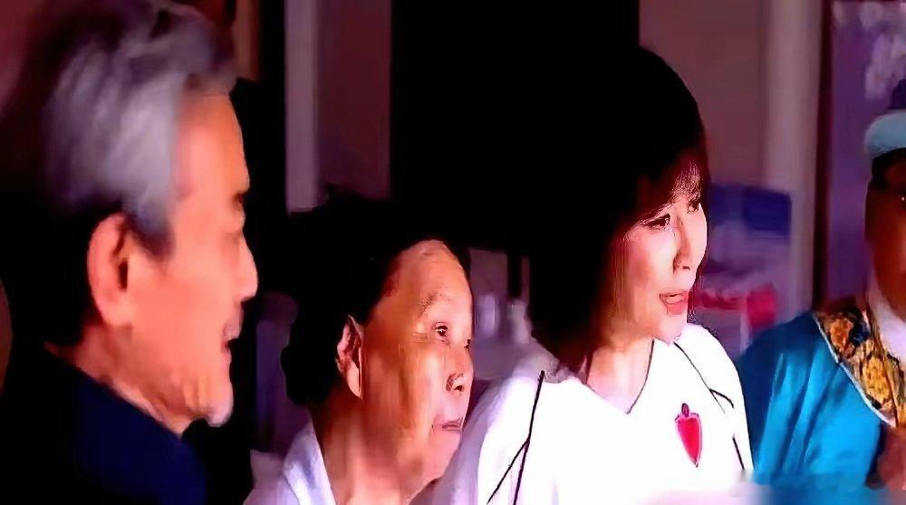 周星驰给农村大妈一天三万，只为让她对着刘嘉玲的脸吼出来。大妈连拍几条都腿软，对着