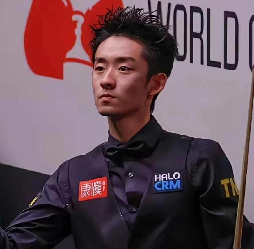 怎么能瘦成这个样子！你发现了没，本来就已经很瘦的吴宜泽，经过一夜，又瘦了一大圈。