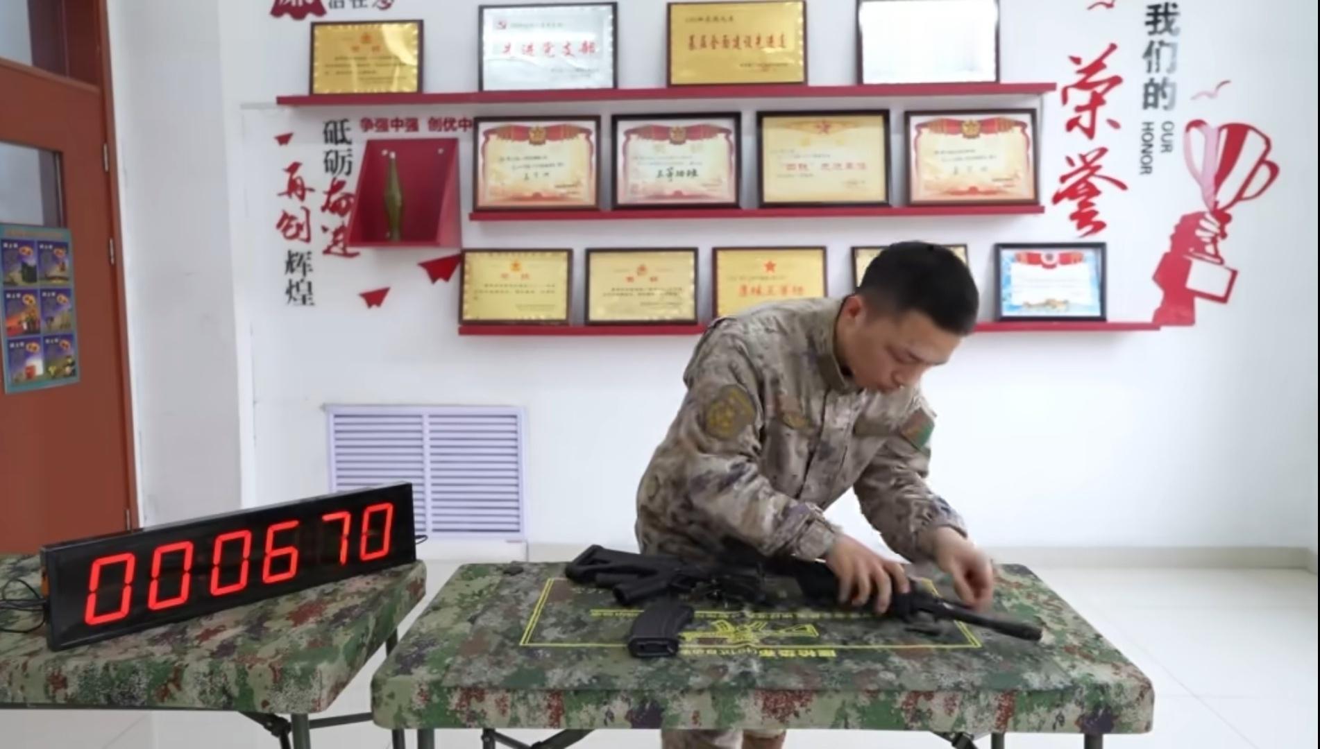 QBZ191/192新型自动步枪的导气调节阀也是可以徒手拆下来的。参考民厂推出的