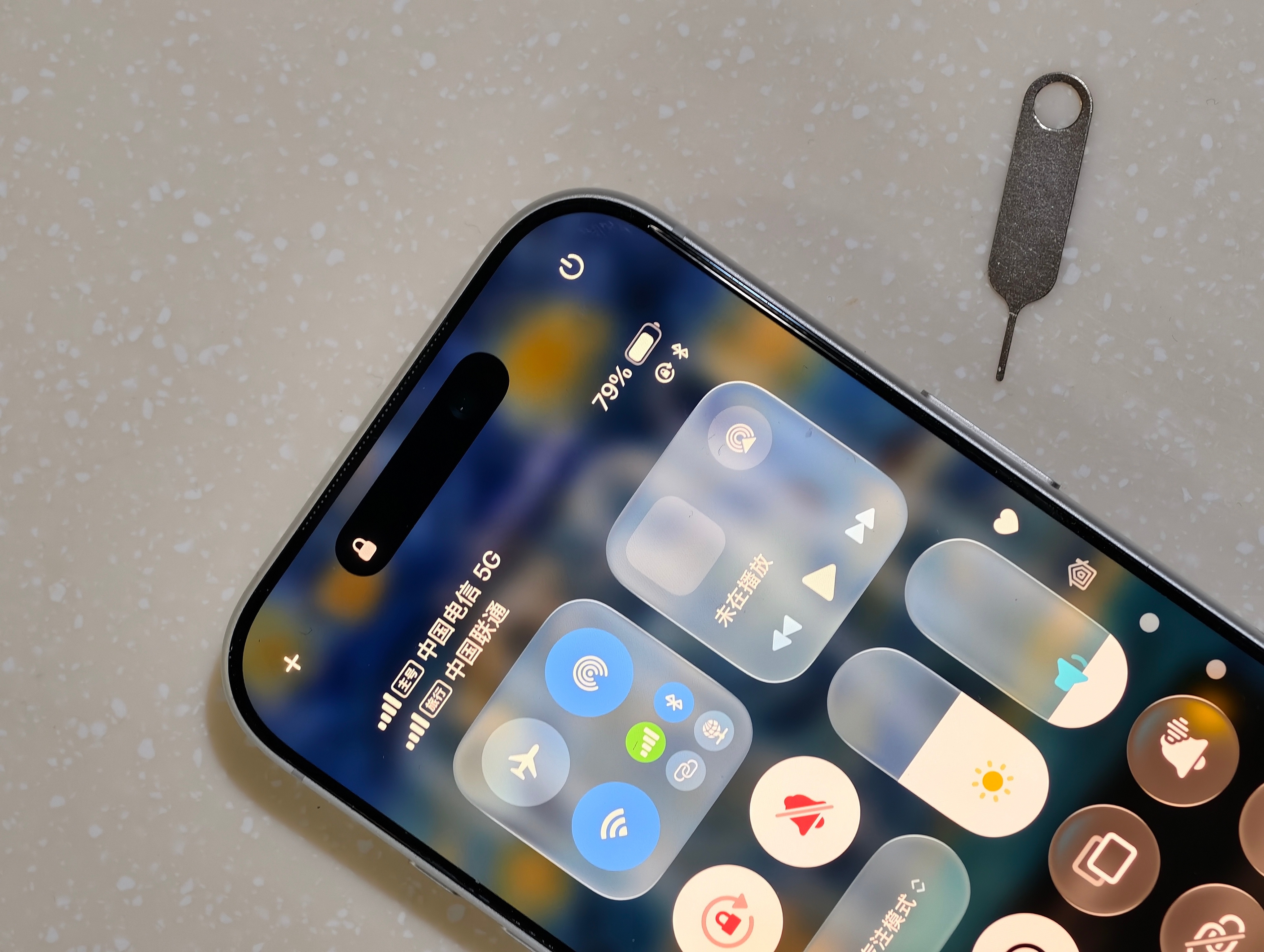 把卡拔出来，两张卡换个位置就好了。这Bug有点恶心，如果身边没有卡针就只能还原