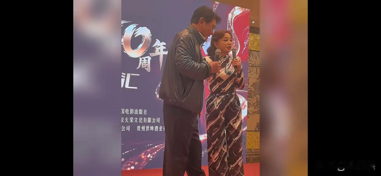 朱时茂说：“刘晓庆最大的特点是有了新朋友不忘老朋友。”他还指着台下笑着说：“她