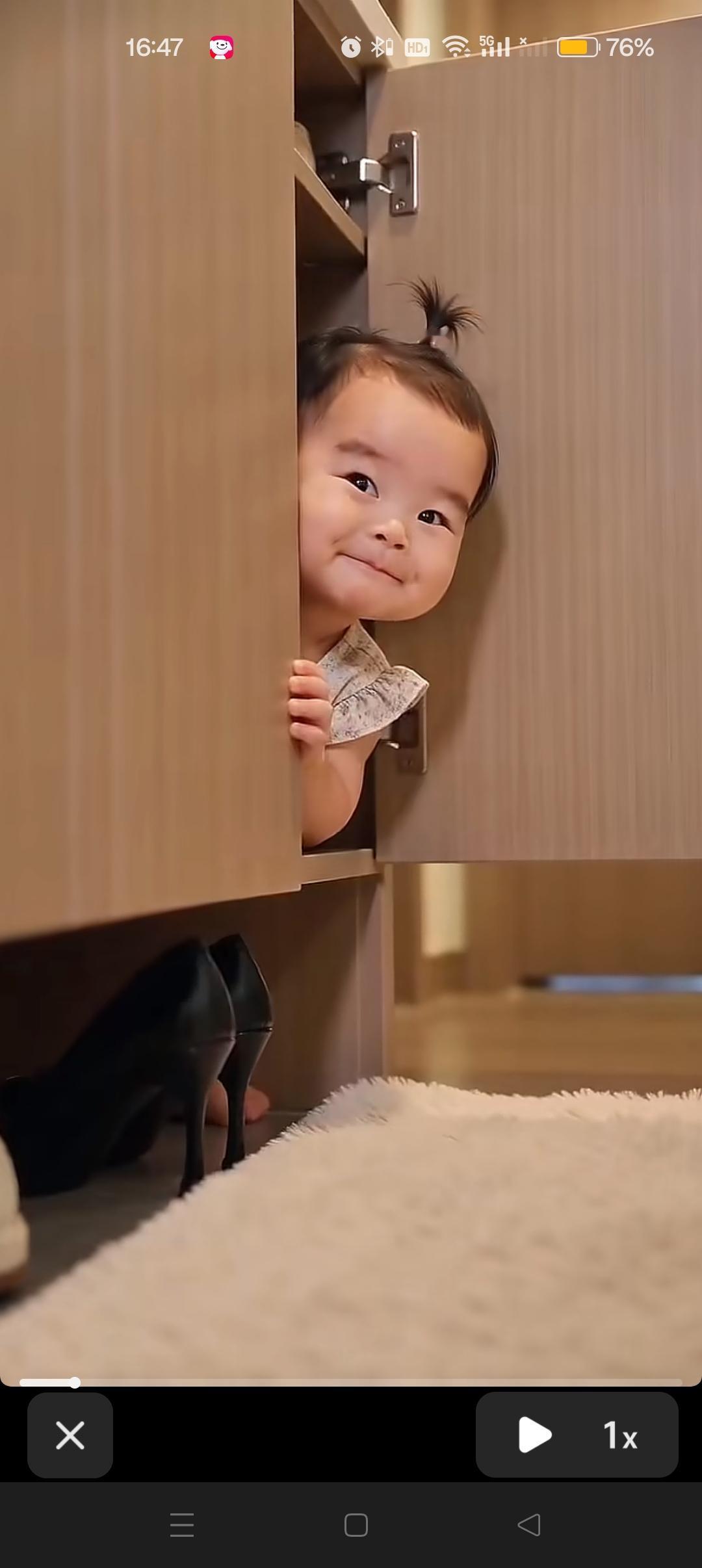 小汪宝偷偷穿妈妈的高跟鞋😍真好看！哈哈，走着走着不小心摔倒了😂