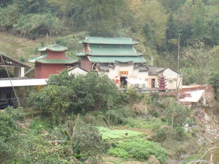 小和尚也有春天，一座小庙，躲在深山，六个半和尚，六个是小和尚，半个是瞎眼的老住持