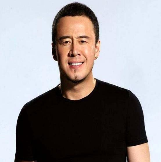 歌星杨坤一直没有结婚，有一次，那英就对着他说。白雪用八年青春撑起他俩在地下室的