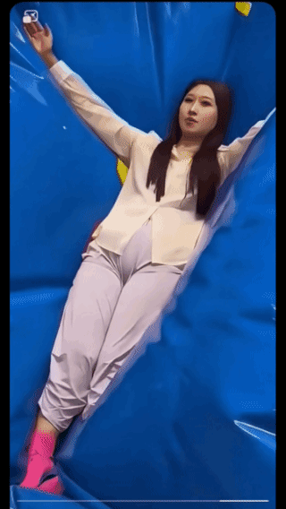 美女真会玩刺激！凌空飞跃过山车！如今小孩子的游戏，都成了大人的最爱，都在