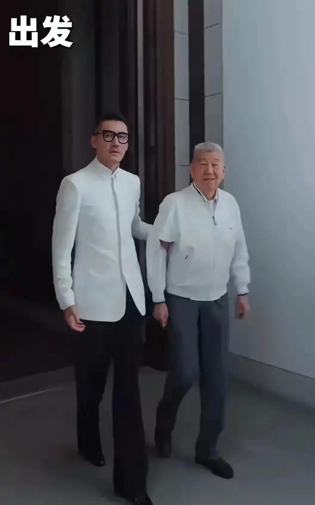 胡兵携89岁父亲出席活动，两代男神同框超吸睛！近日，54岁的胡兵带着89岁