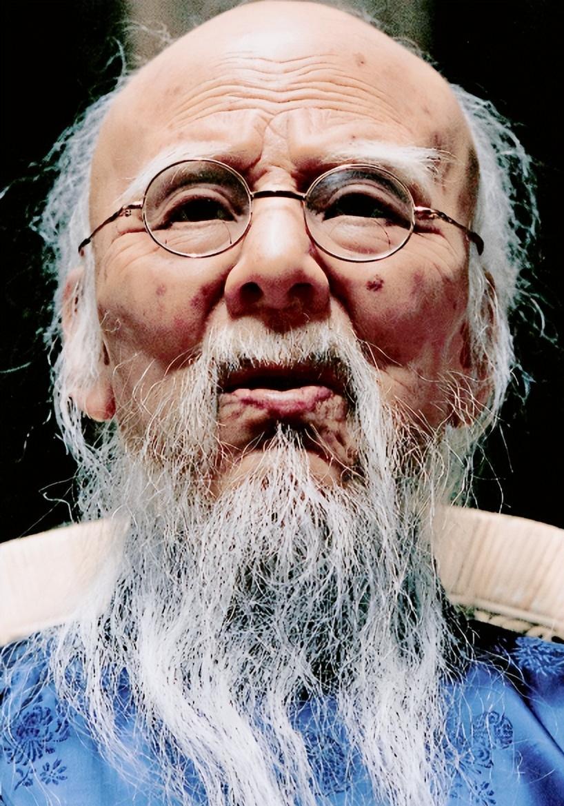 1953年，有人花2块钱向齐白石求画，齐白石只画了2片咸鸭蛋，对方陪着笑脸说：“