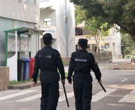 保安不是无聊，也不是无奈，就是一个普通的工作而已。有多少保安上班期间拿了五杀，