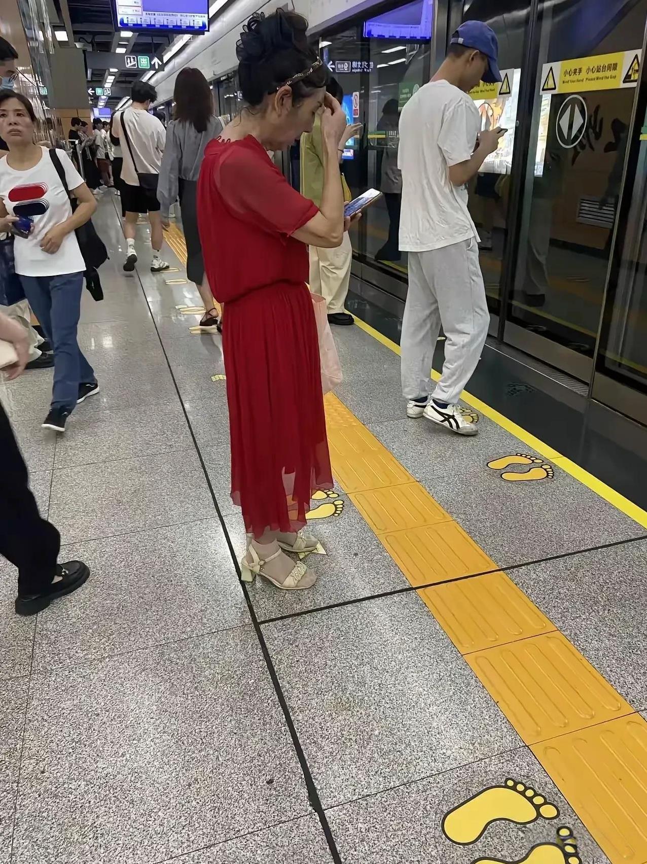 “五六十岁大妈，穿的跟个小姑娘似的，也不知道啥叫害羞……”网友这样留言。等地铁