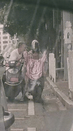 都多大岁数的人了，还在大街上扯这些用不着的，丢人现眼，非常的尴尬，也不知道他们心