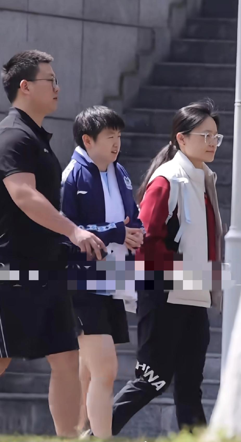 成都暖阳下的莎莎，下训日常太治愈啦☀️成都今天天气好到爆，阳光明媚得晃眼！