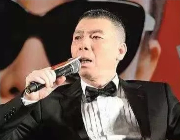 1999年，倪萍主持完节目连夜赶去冯小刚家，一进家门，倪萍扑通一声跪在冯小刚眼前