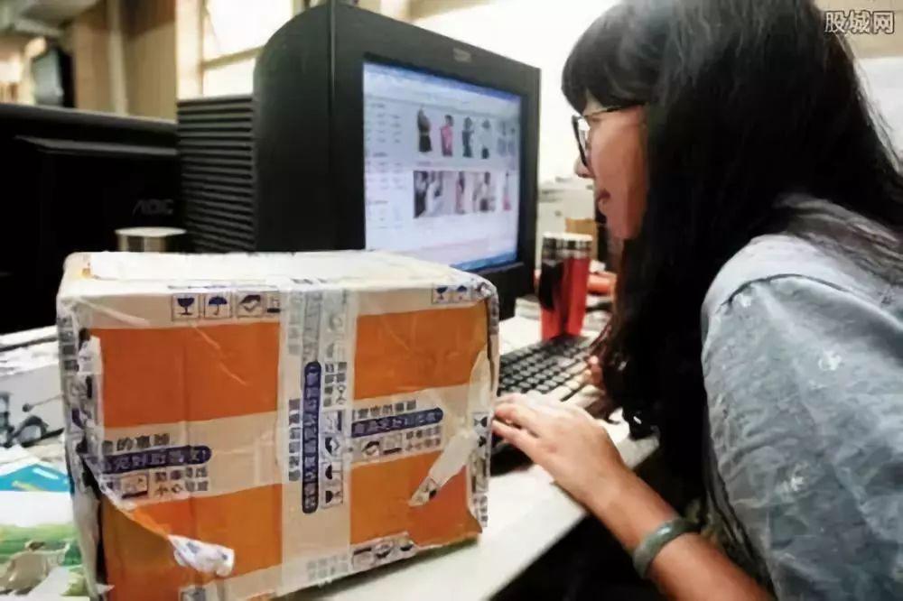 四川女子网购避孕套，骑手送完发来10字短信：他怎么知道有12只？2025年4