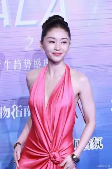 王子文越来越放的开，穿玫红色挂脖连衣裙，个子不高却很有料！​​​