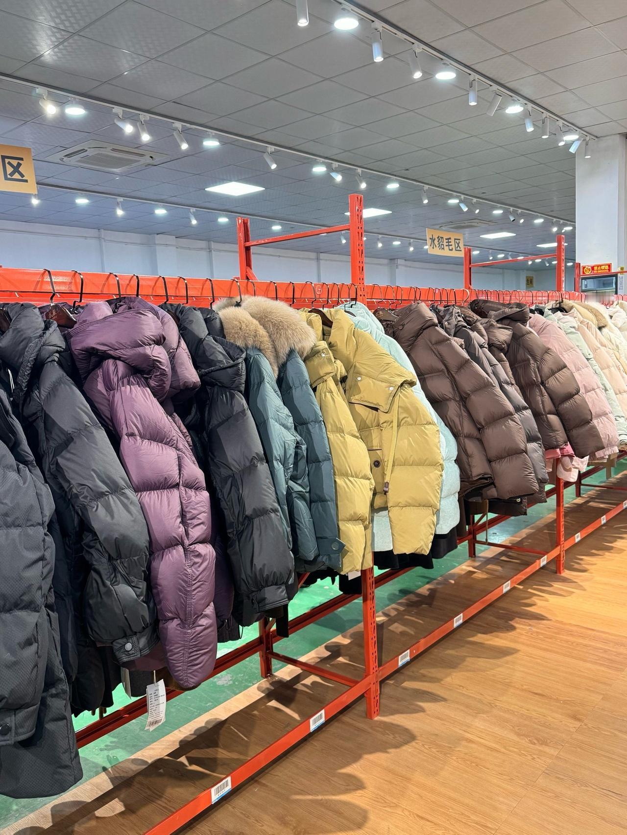 高校定制羽绒服卖爆：这届年轻人，正在为青春“穿件铠甲”谁能想到，这个冬天最火