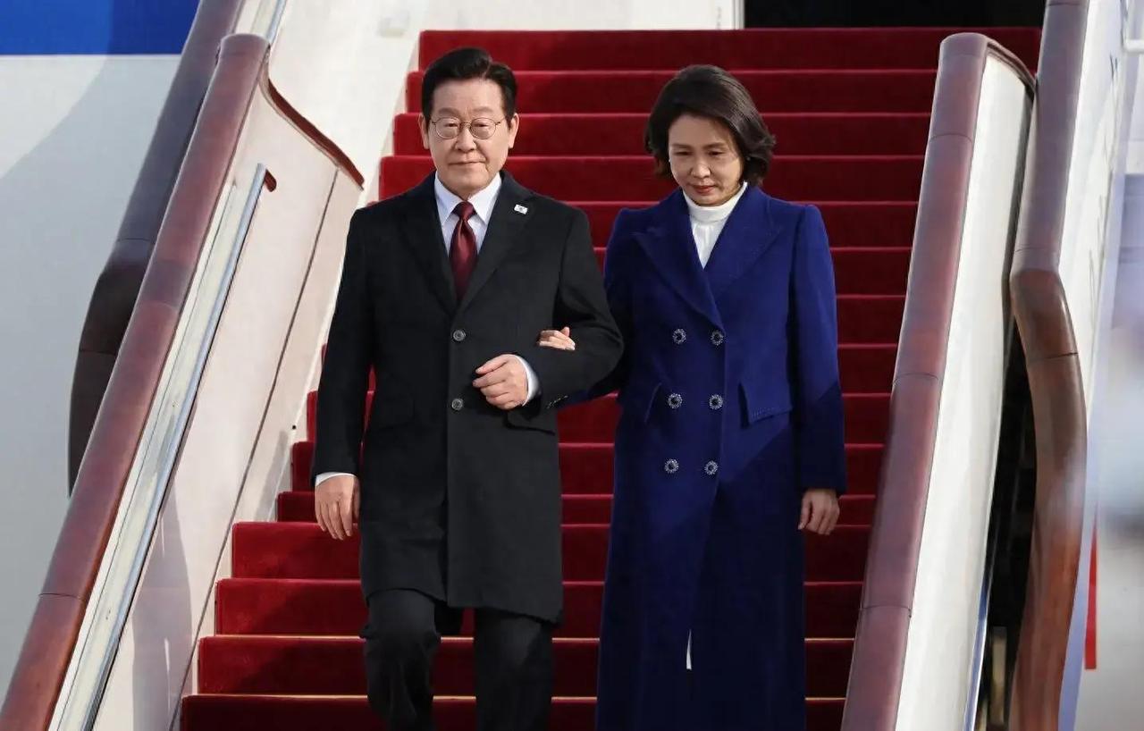 韩国新任总统首次访华，细节里能看出多少门道？1月4日，62岁的李在明和夫人