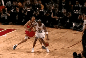 从这个球可以看出，乔丹的后仰跳投并非无解。肖恩·马里昂（身高2.01米，臂展2.