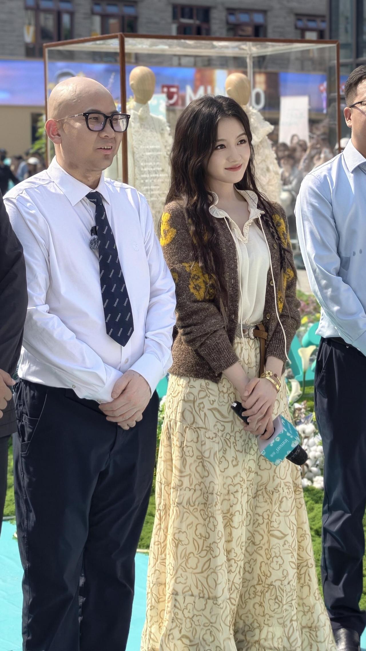 路人镜头中的李兰迪，没有滤镜也很美！活动现场一身复古森系穿搭温柔出圈。棕色提花针