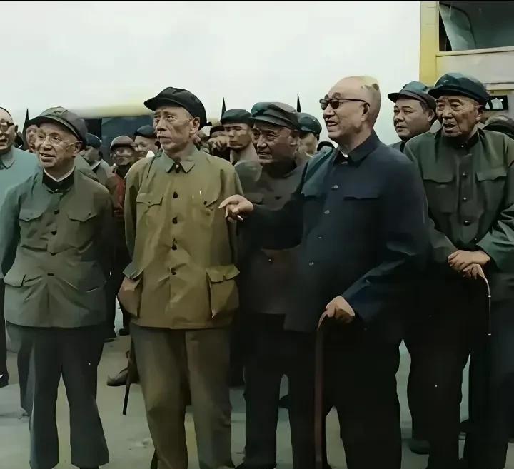 1977年，五位老将帅视察北京南口靶场留下珍贵合影。这五位不是演员所能演饰的，