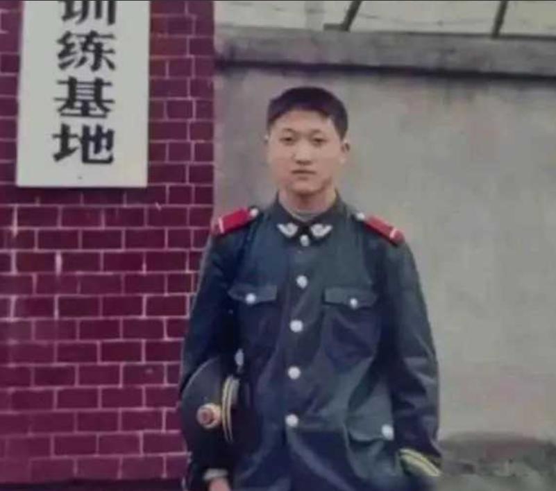 2006年，3名壮汉欲拐骗一位18岁女学生至南方卖掉，坐车途中，女孩悄悄向旁边的