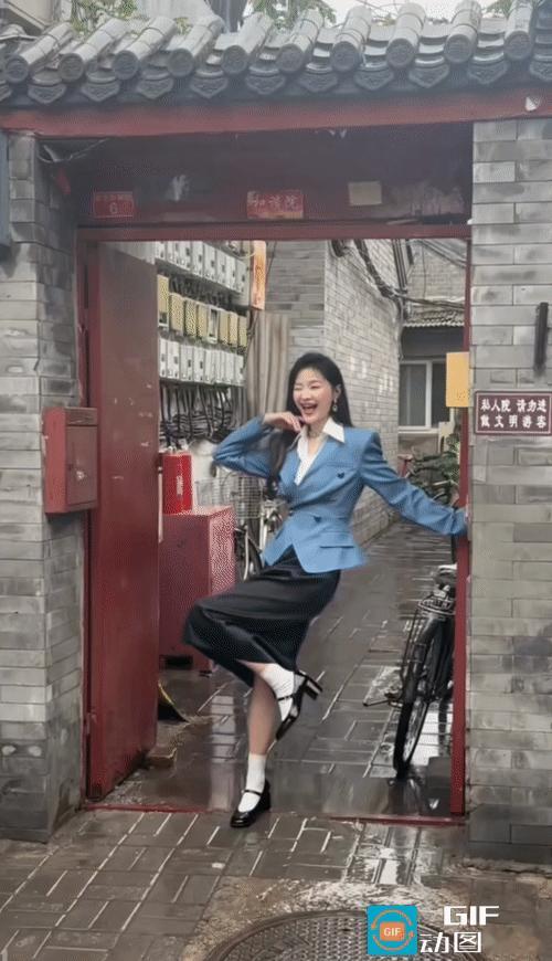 很多网友看上金靖这张照片了，直接拿了做手机屏保。雨天拍照，光线实在不怎么样，