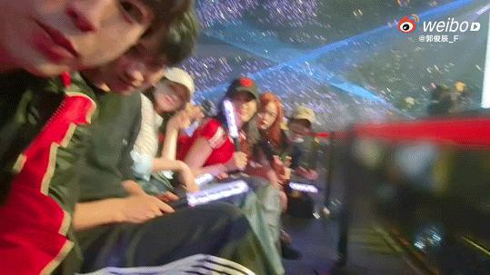 郭俊辰王源送郭俊辰花篮再一次双向奔赴！王源为好友郭俊辰十周年见面会火速应援，这