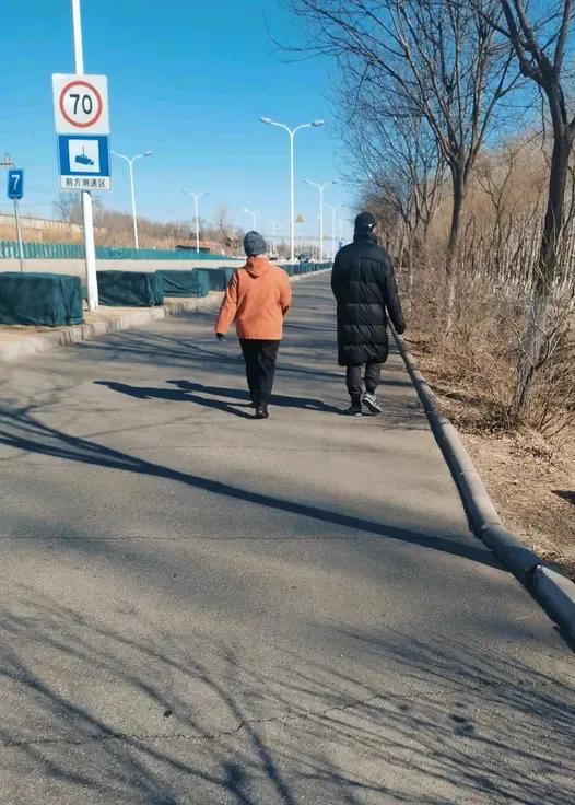 八旬寿宴变闹剧！女婿曝兄弟瓜分遗产内幕，姐妹赡养矛盾当场掀桌
