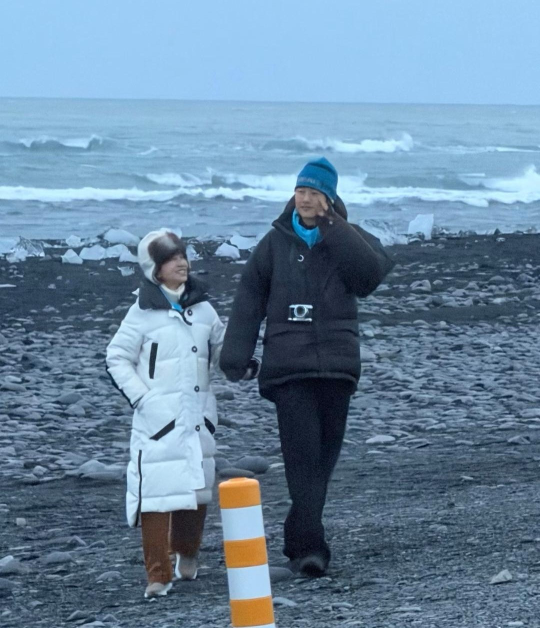 42岁金莎在冰岛接受小男友孙丞潇求婚，两个人穿着羽绒服，身高差看起来好萌。年龄差