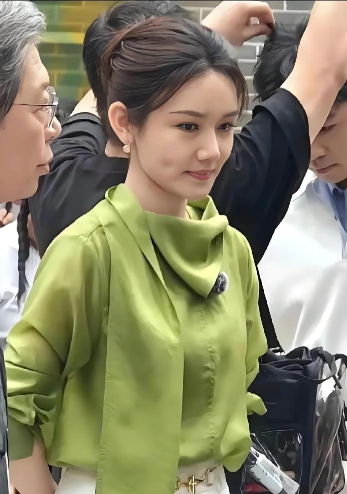 现实中，素颜比化了妆还更美的央视主持人龙洋，给所有女人提了一个醒。多读书