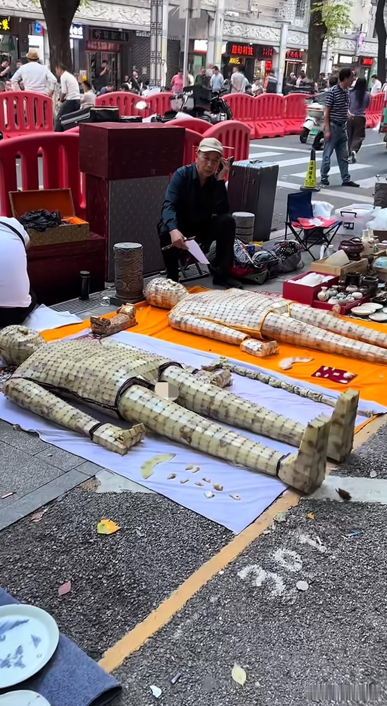 长沙古玩地摊惊现金缕缕衣[惊恐]这个大漏不知道最后会花落谁家