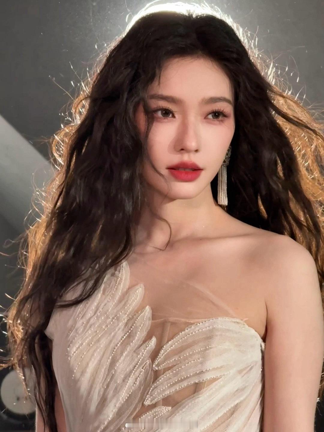 林允live十八宫格营业照林允羽毛氛围感大片救命！林允这组live图太绝了！羽