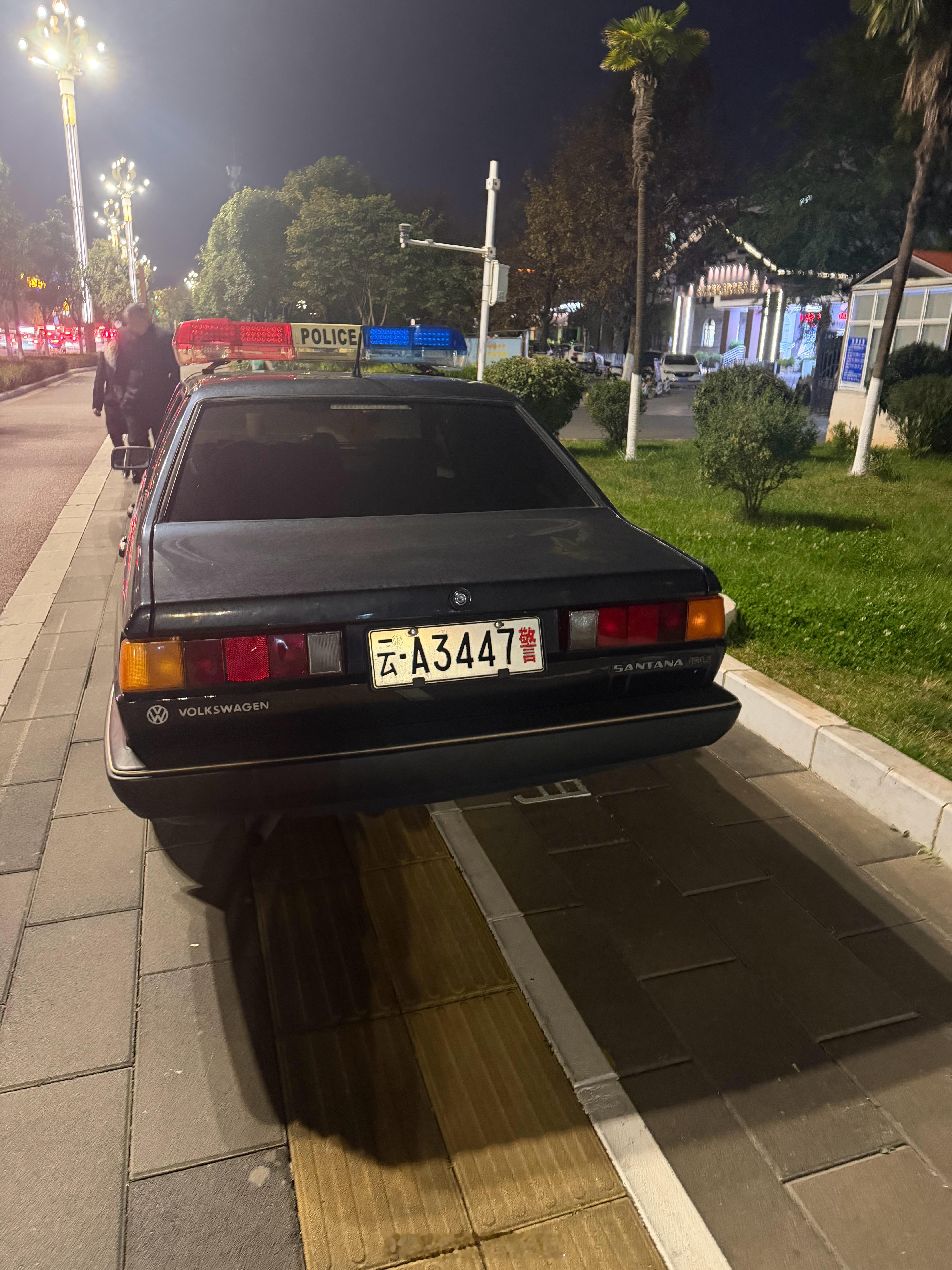 昆明的特警车居然还是普桑，太有情怀了👍