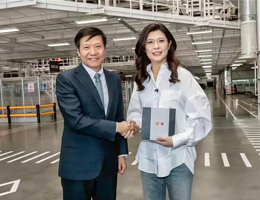 雷军最近接连跟两位台湾大佬级美女合影，彰显了小米的商业魅力。先是跟50岁1.