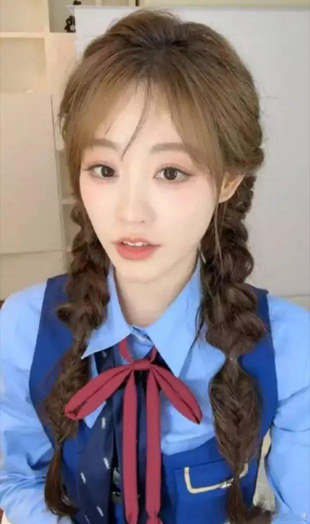 祝绪丹兔子警官造型元气有活力，蓝色制服➕双麻花辫超级萌～​​​