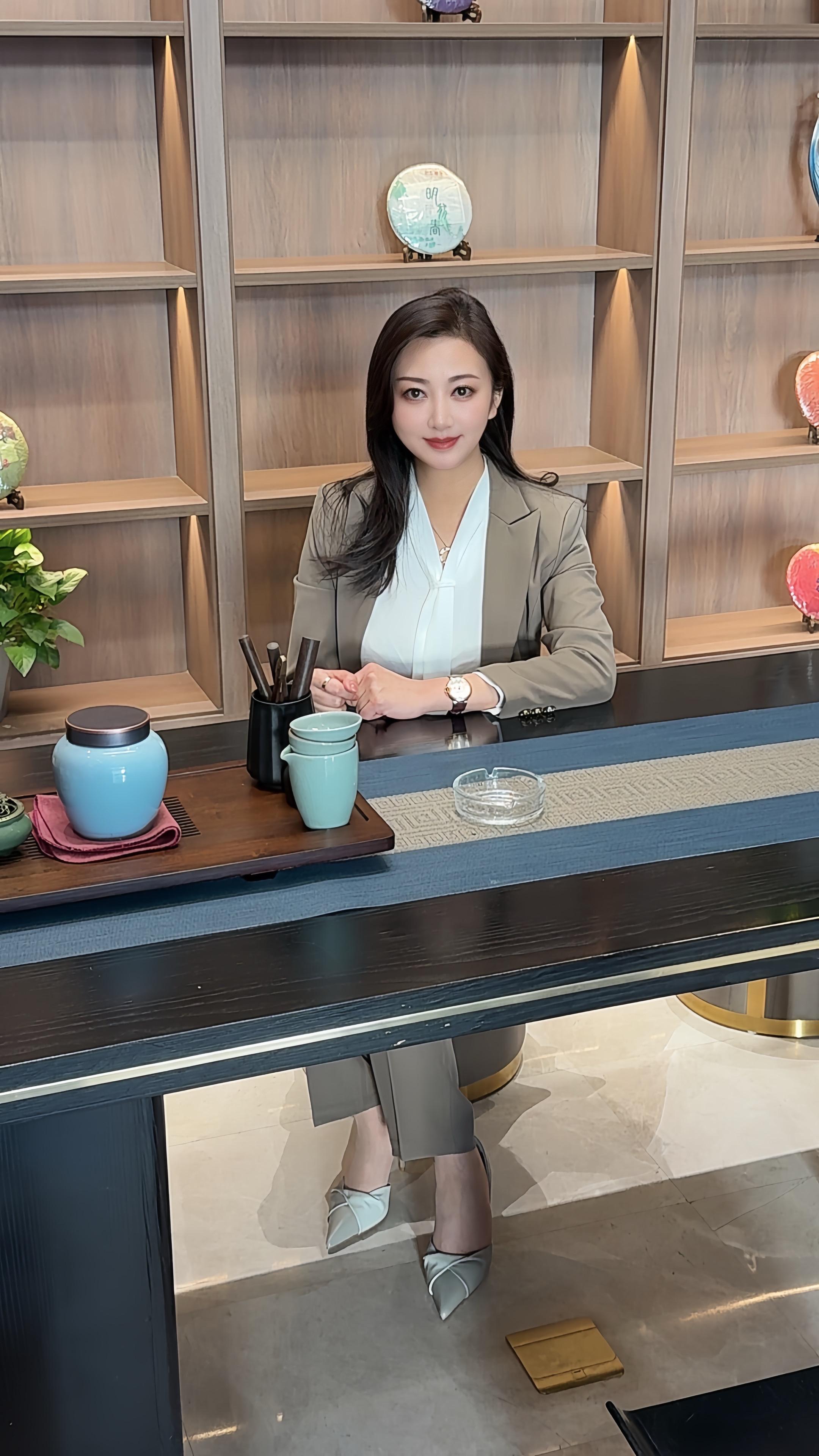 你若拥我入怀 疼我入骨 护我周全 我愿意蒙上双眼 不去分辨你 是人是鬼