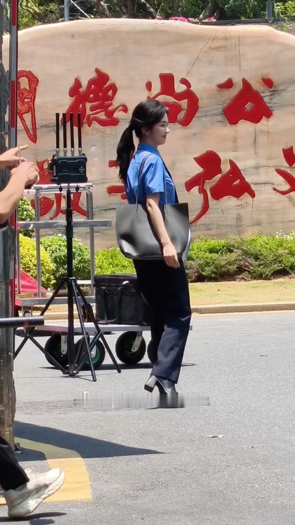 谭松韵低马尾制服谭松韵体制内女友感谭松韵新路透也太戳人了，干净利落的低马尾配上制