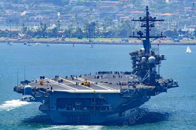 美国海军林肯号航母正面临严峻的后勤与人员危机。据官兵家属向美媒爆料，舰上伙食已从