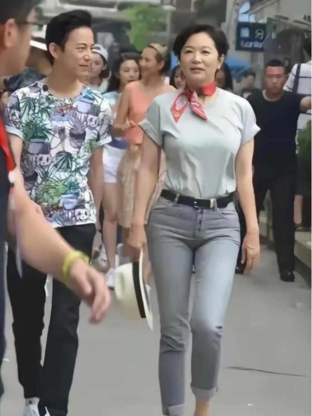 真看不出来她已经70岁了，挺拔的身姿，苗条的身材，看起来也就30多岁，脸上也没有