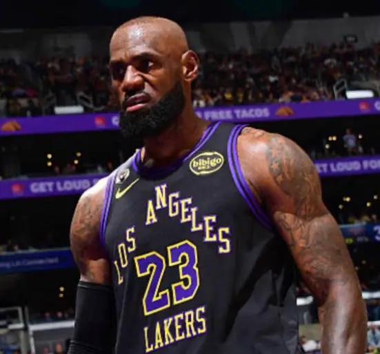 太夸张了！詹姆斯目前数据：总得分：43111总助攻：11884总篮板：11