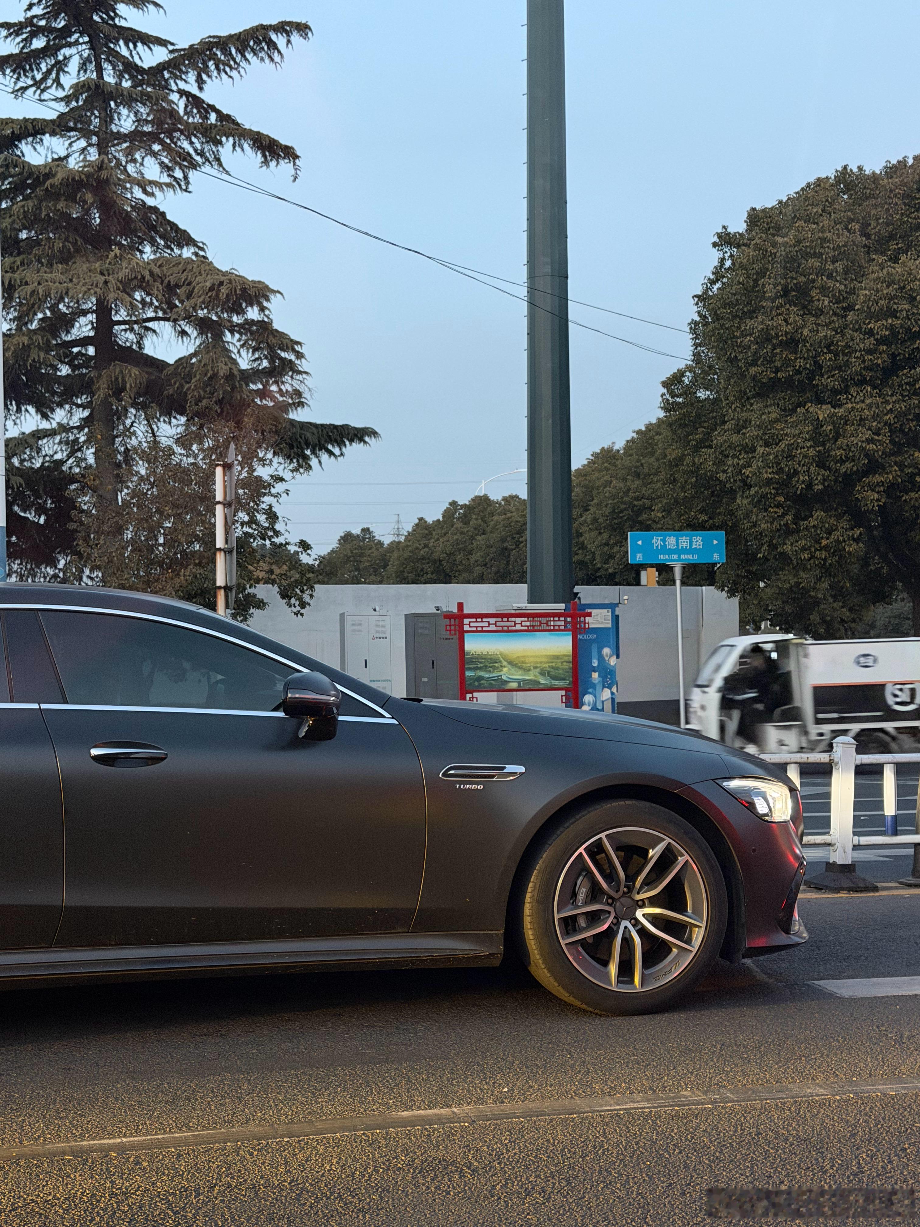 现在看EQ系列也没那么难看了，才发现油车也早就圆润了