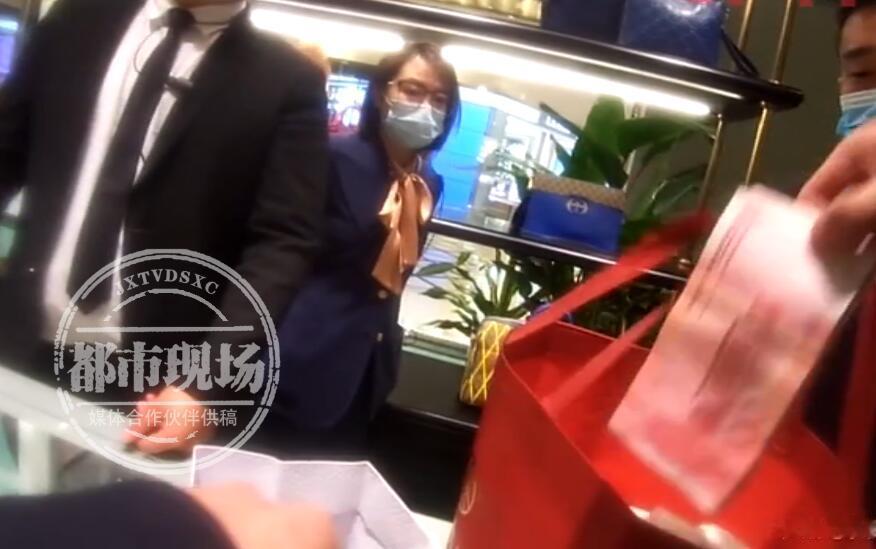 广东梅州有个开调料店的刘女士,最近几年一直被一件怪事困扰。有个男顾客总来她店里买