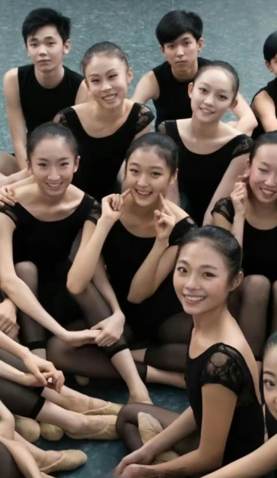 看孙千北舞附中的班级合照，感觉她真算不上最好看的，班里那个皮肤最白的同学，颜值比