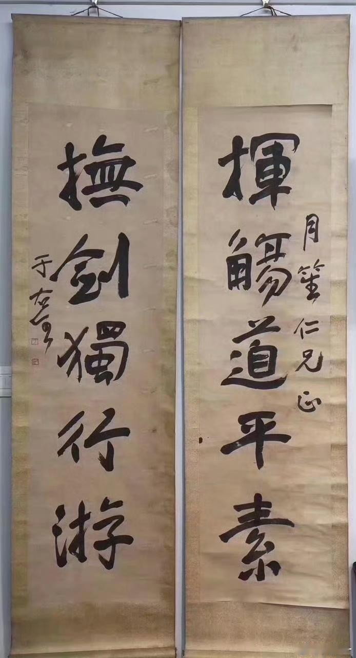 于右任是民国大佬，同时也是一位书法大家，他的书法笔画古拙而不失张力的美，在这幅书
